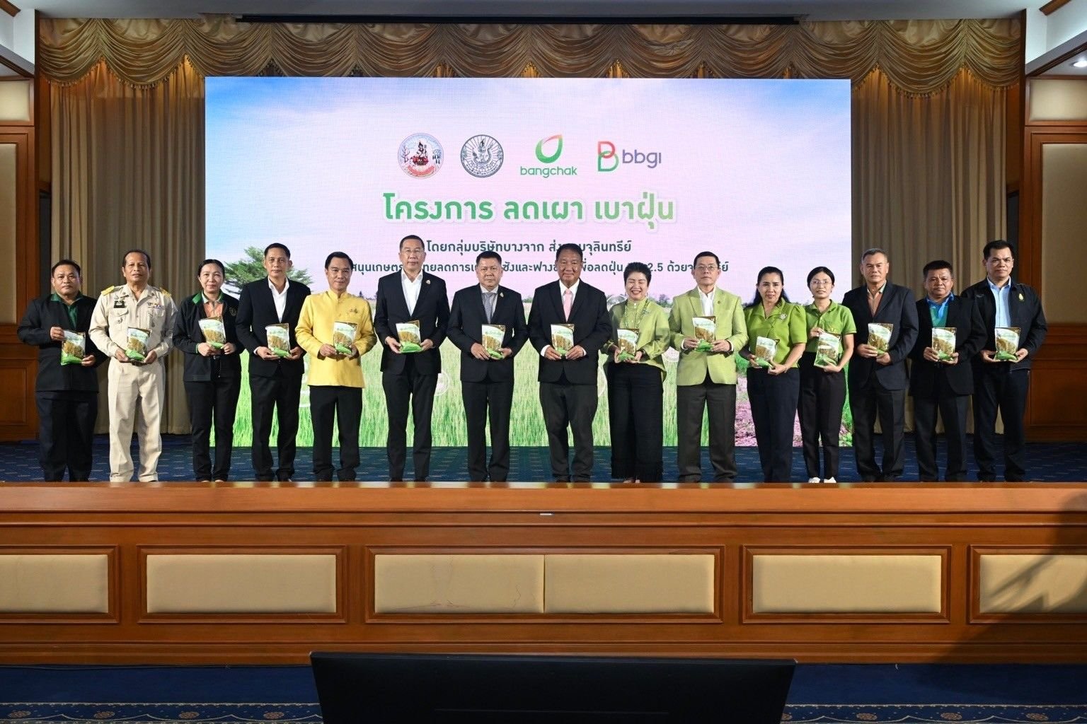 กรมส่งเสริมการเกษตร จับมือบางจาก-บีบีจีไอ ใช้จุลินทรีย์ย่อยตอซัง-ฟางข้าว ลดฝุ่น PM 2.5