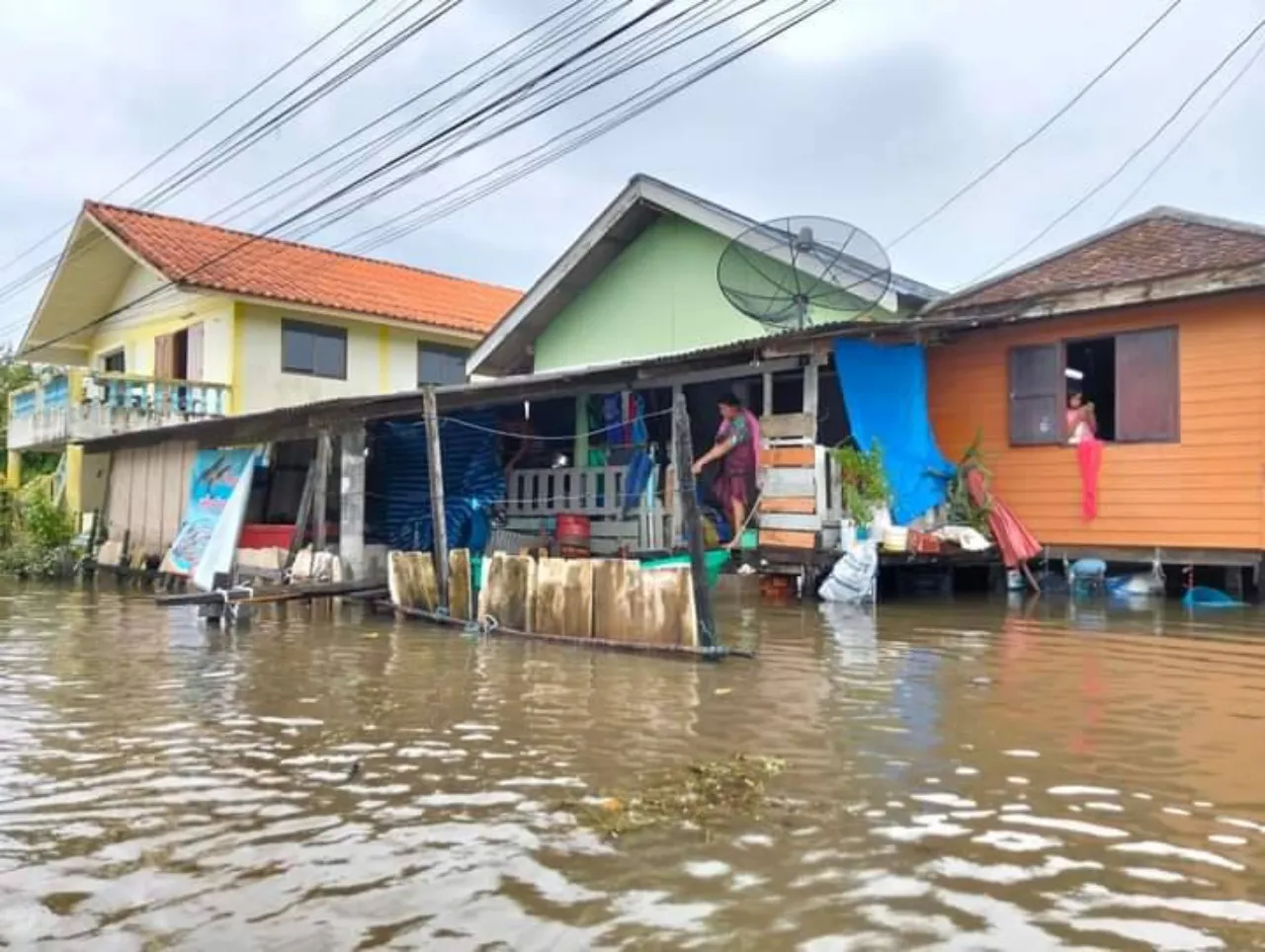 วิกฤติ น้ำท่วมสงขลา เดือดร้อนกว่า 117,000 ราย เสียชีวิต 2 ศพ