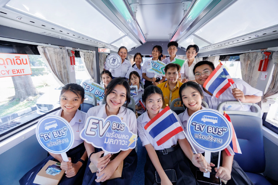 นักเรียนทดลองนั่งรถ EV BUS ‣ Catchup.asia