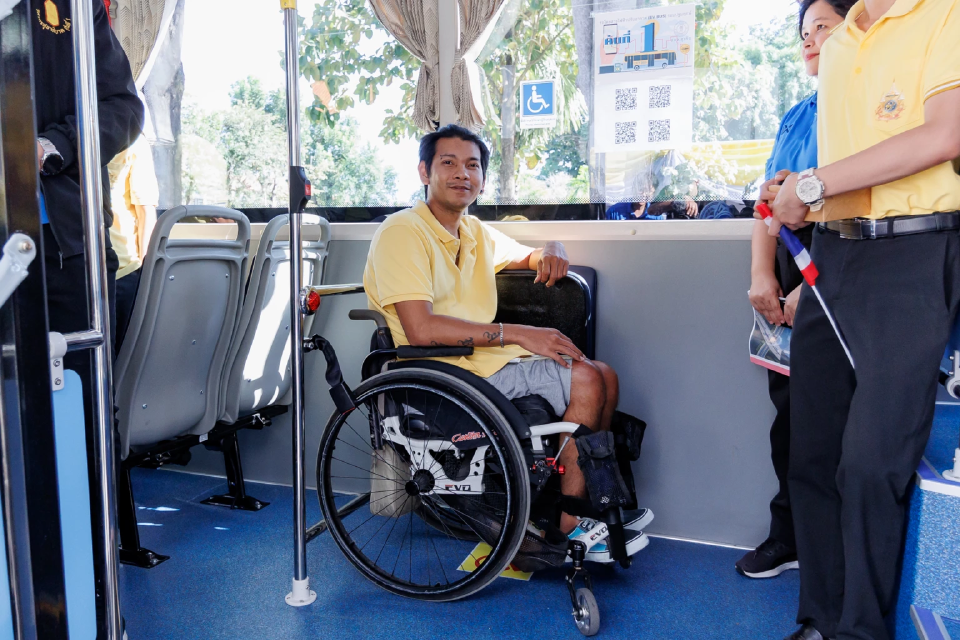 ผู้พิการทดลองนั่งรถ EV BUS ‣ Catchup.asia
