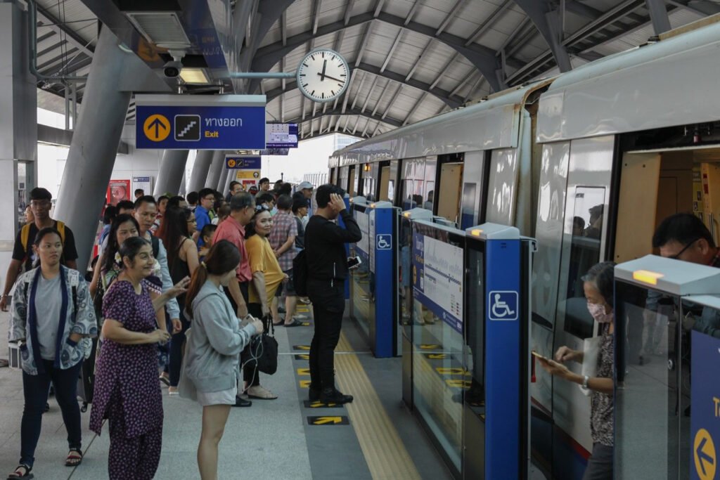 ผู้โดยสาร MRT สีน้ำเงิน ไปงานกาชาด วันเดียวพุ่ง 558 แสนคน นับจากเปิดบริการ ‣ Catchup.asia