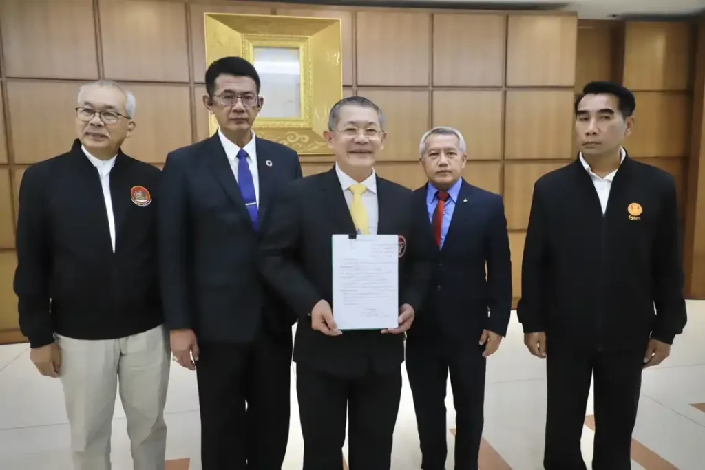 ภูชิสส์ ศรีเจริญ เลขาธิการพรรคไทยก้าวหน้า ‣ Catchup.asia