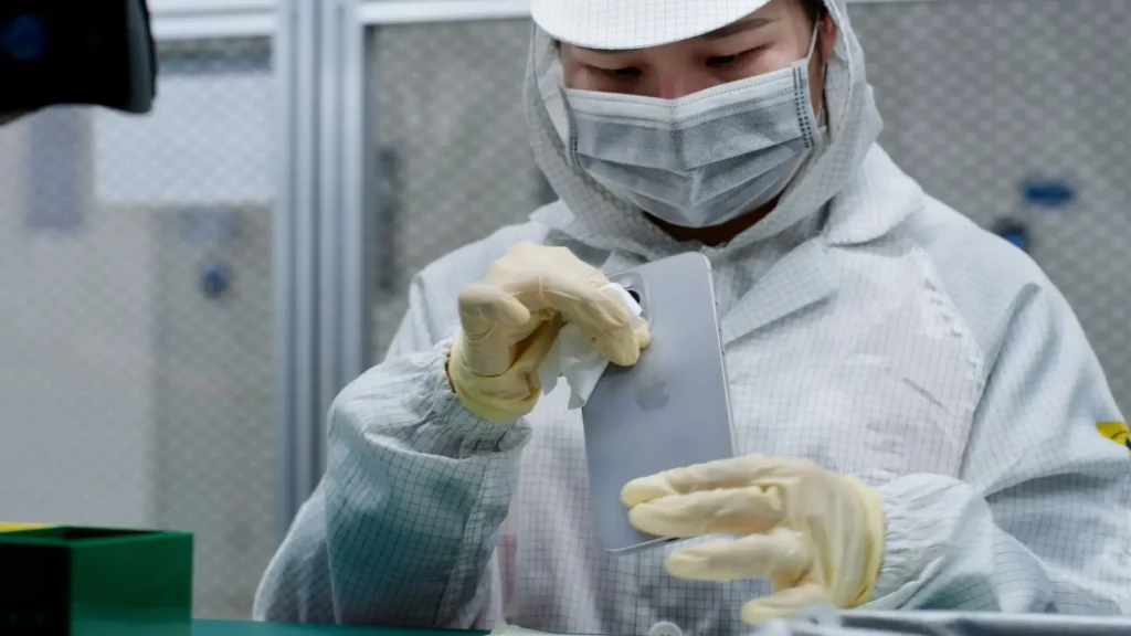iPhone-Assembly ‣ Catchup.asia ผลิต iPhone ในสหรัฐ, Apple ย้ายฐานการผลิต, ทรัมป์ ภาษีนำเข้า, โรงงาน Apple, เทคโนโลยีการผลิต,
